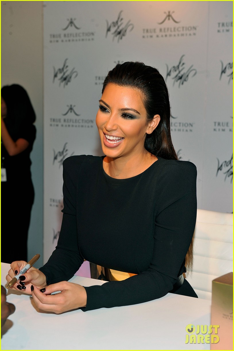 Kim Kardashian: Perfume Signing for Fashion&rsquo;s Night Out!: Photo 2716124
