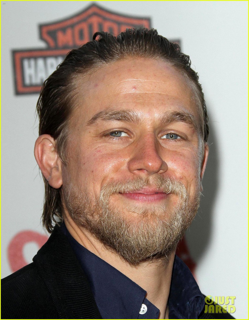 Charlie Hunnam Katey Sagal Sons Of Anarchy Premiere Photo