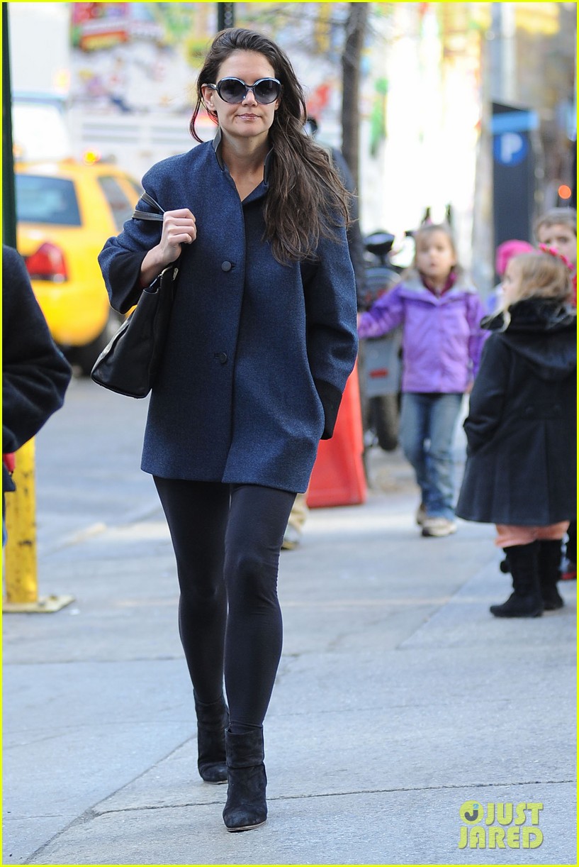 Katie Holmes PreThanksgiving �Dead Accounts� Performance