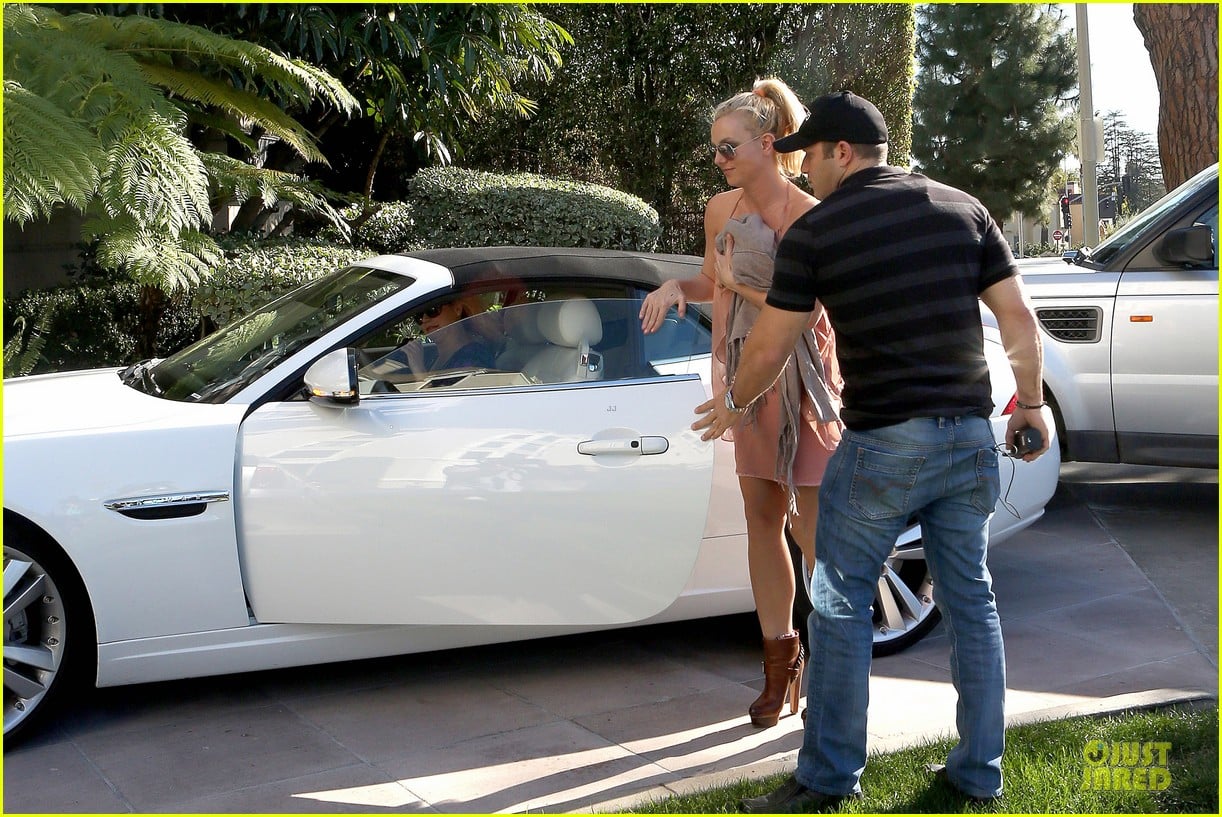 More pics here. http://x17video.com/celebrity_video/britney_spears/britney_spears...