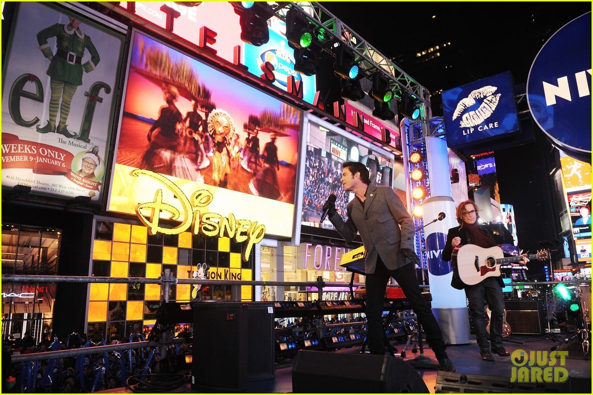 All aboard for the santa cruz holiday lights train Train: New Year's Eve 2013 Performance in Times Square!: Photo 2783100 | 2013 New Year's Eve