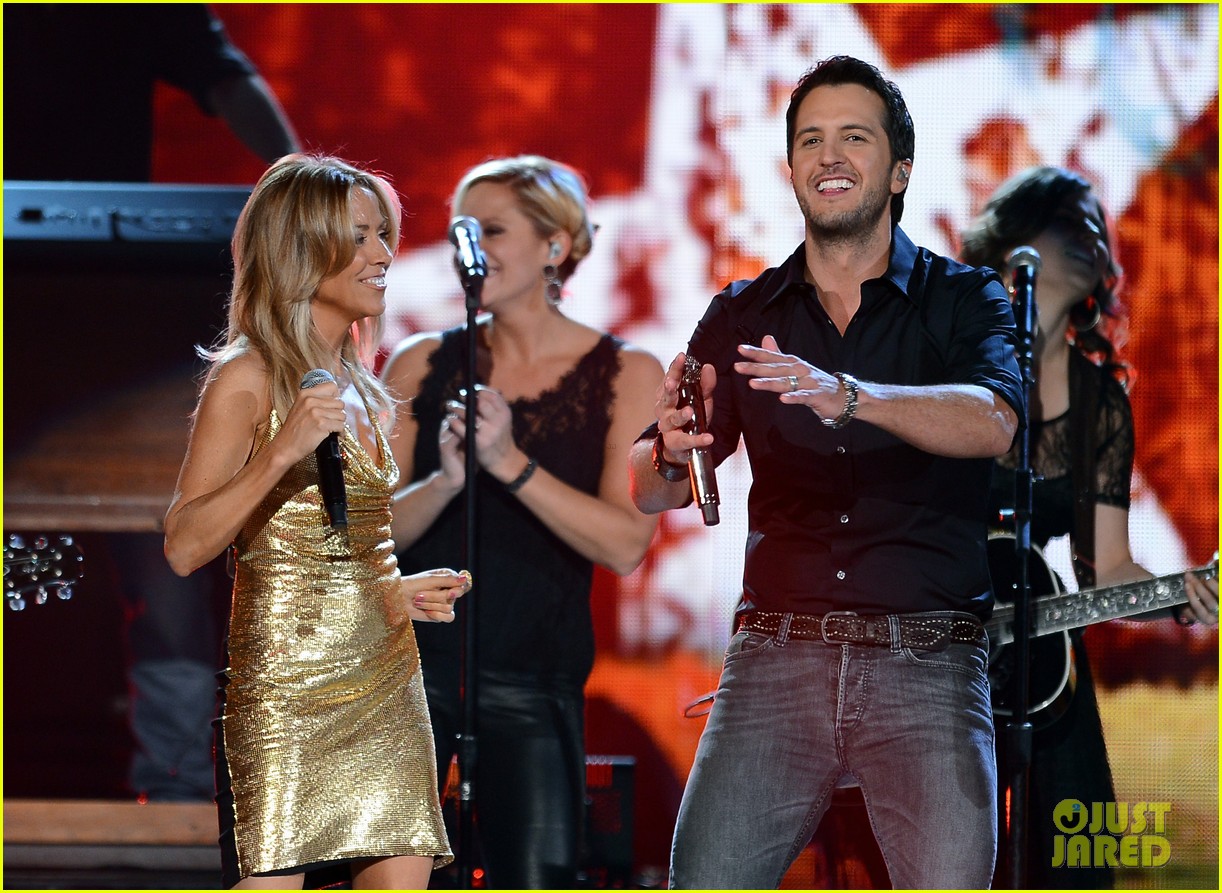 Sheryl Crow ACM Awards 2013 Red Carpet & Performance Photo 2845162