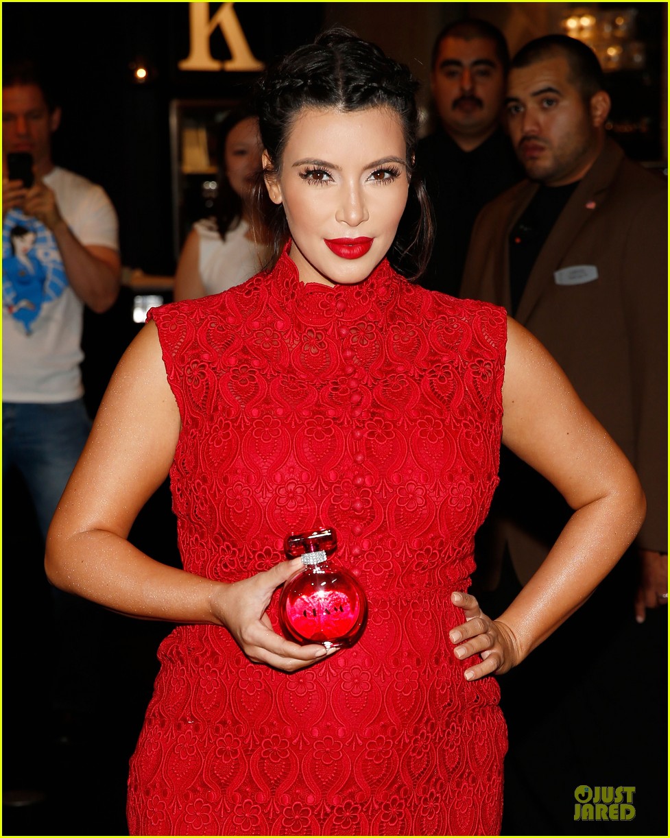 Pregnant Kim Kardashian Glam Perfume Promotion in Las Vegas! Photo