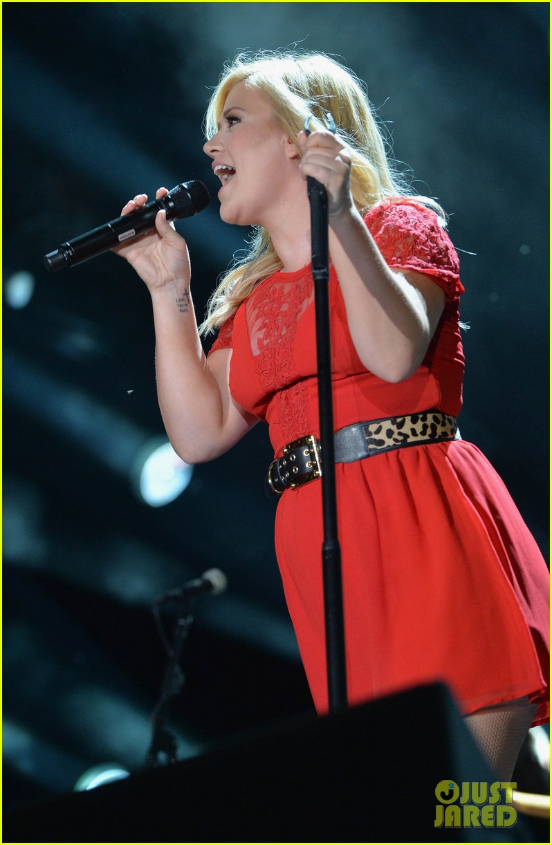 Kelly Clarkson 'Tie It Up' Performance at CMA Festival! (Video) Photo