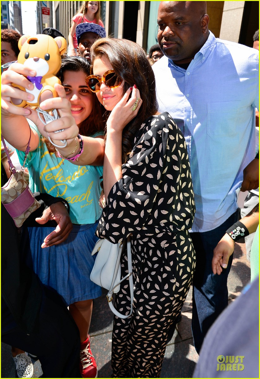 Selena Gomez Fan Photo Op In Soho Photo 2900629 Selena Gomez