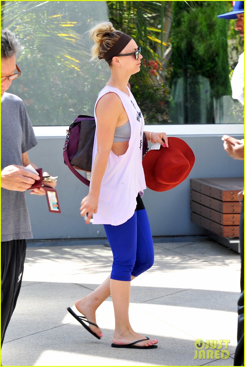 Newly Single Kaley Cuoco Steps Out Solo For Some Gym Time Photo 2910374 Kaley Cuoco Pictures