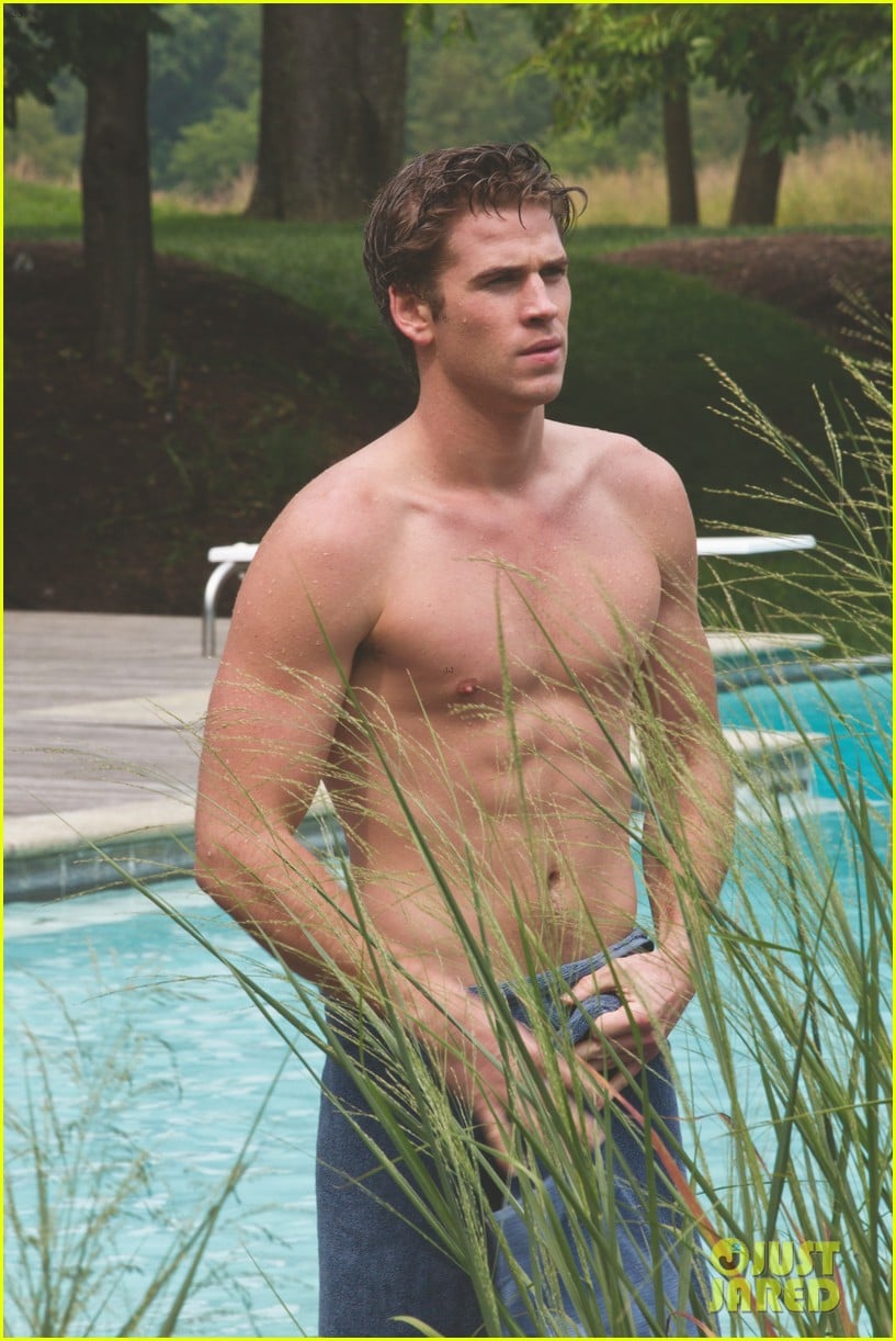 Liam Hemsworth: Shirtless in a Towel for 'Paranoia'!: Photo 2903974 | Liam Hemsworth, Paranoia