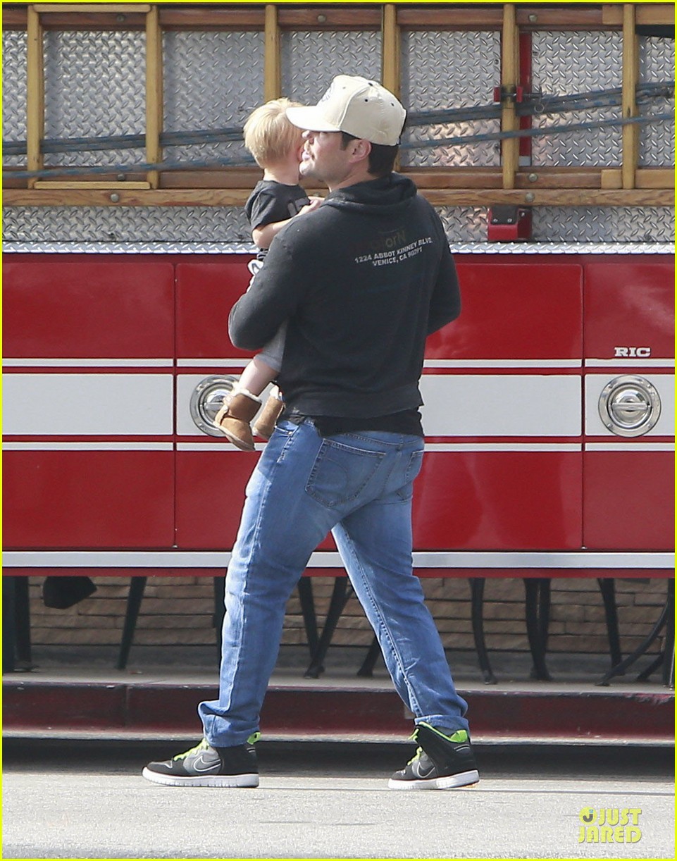 Hilary Duff & Mike Comrie Start Weekend with Groceries!: Photo 2927386