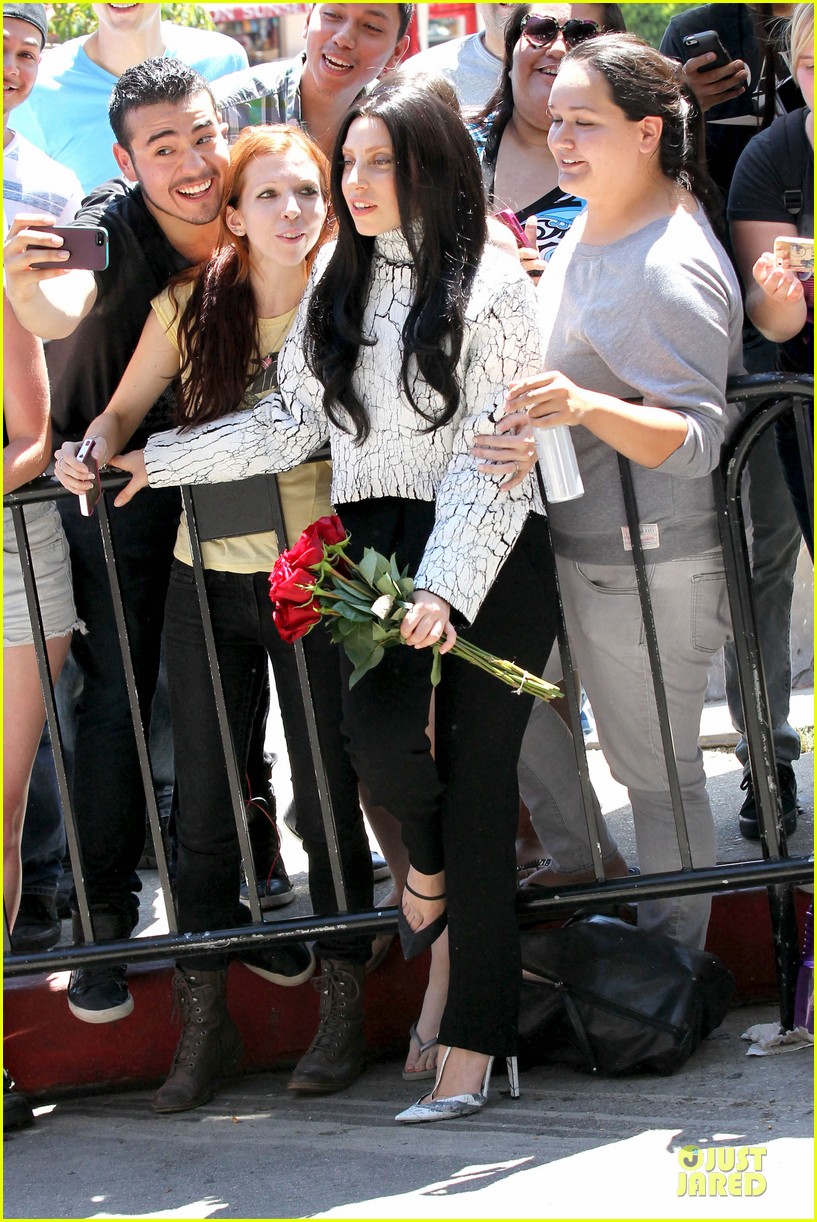 Lady Gaga Poses With Fans Without Applause Makeup!: Photo 2932060