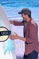 ashton kutcher wins old guy award at teen choice awards 03