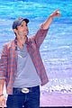 ashton kutcher wins old guy award at teen choice awards 09