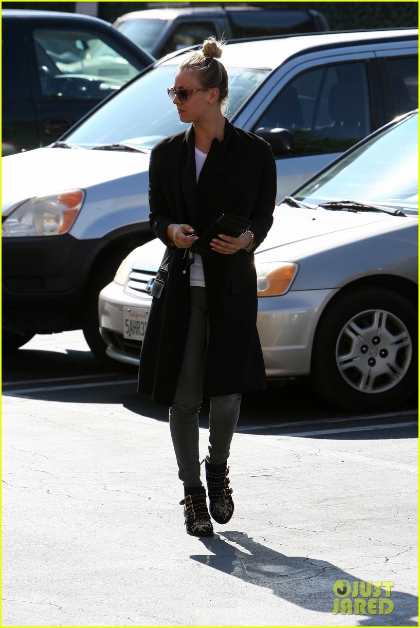 Kaley Cuoco Remembers TV Dad John Ritter Ten Years After Death Photo