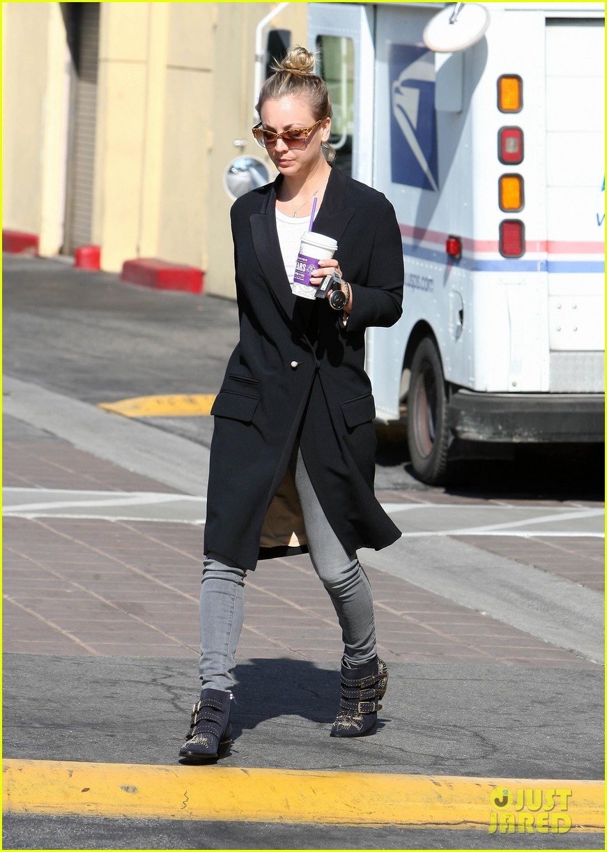 Kaley Cuoco Remembers TV Dad John Ritter Ten Years After Death Photo