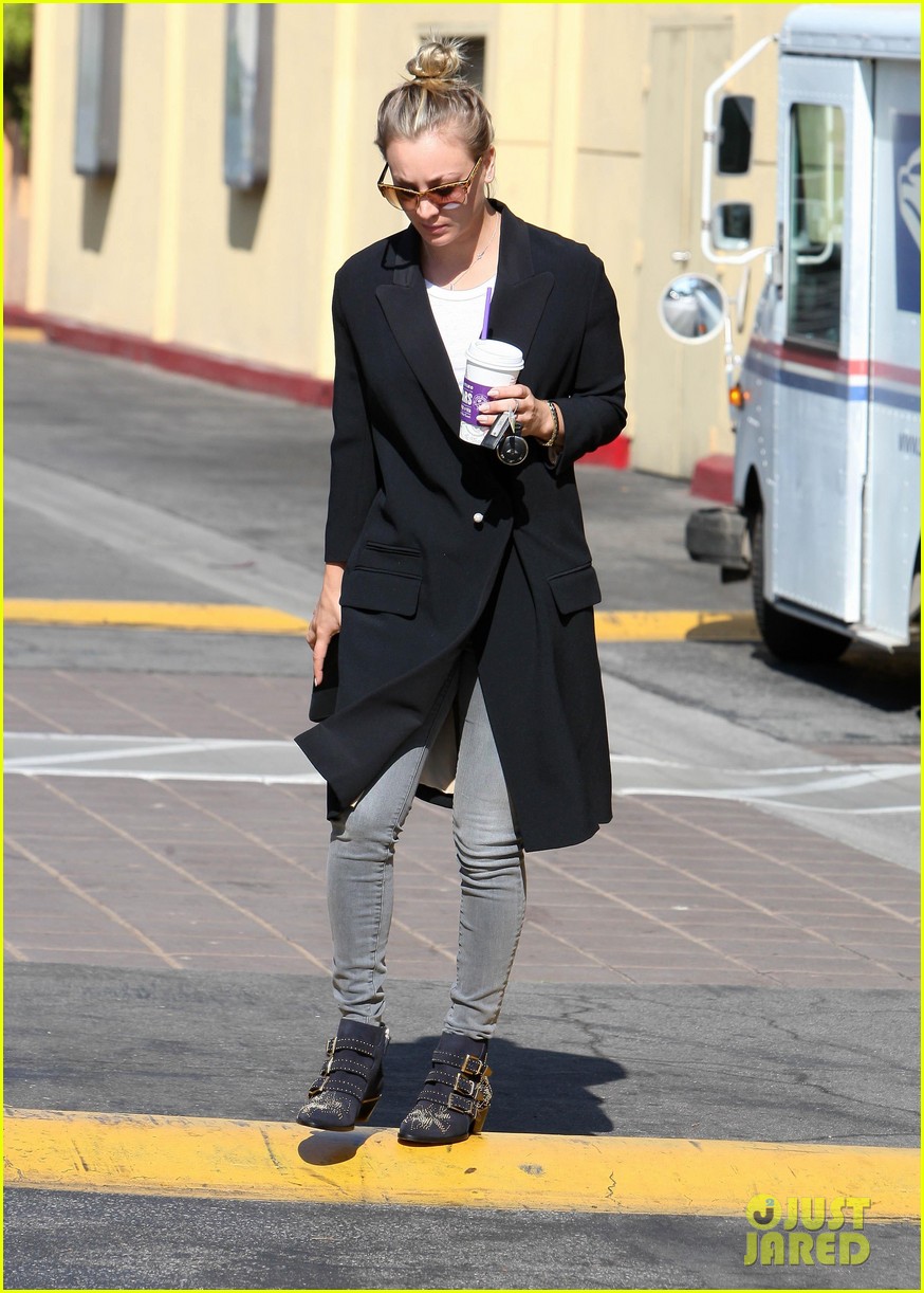 Kaley Cuoco Remembers TV Dad John Ritter Ten Years After Death Photo