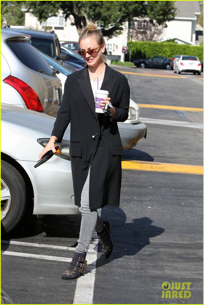 Kaley Cuoco Remembers TV Dad John Ritter Ten Years After Death Photo