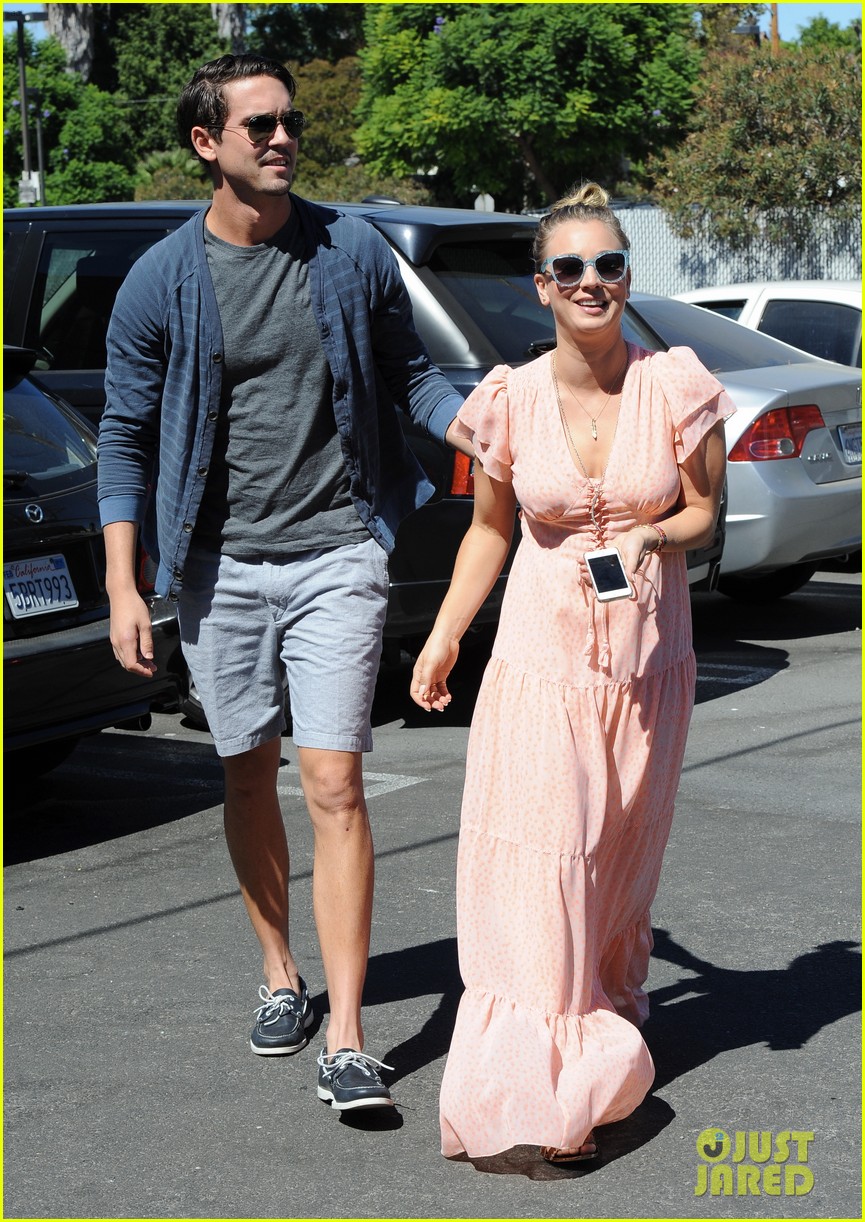 Kaley Cuoco & Fiance Ryan Sweeting Hold Hands at Lunch! Photo 2961895