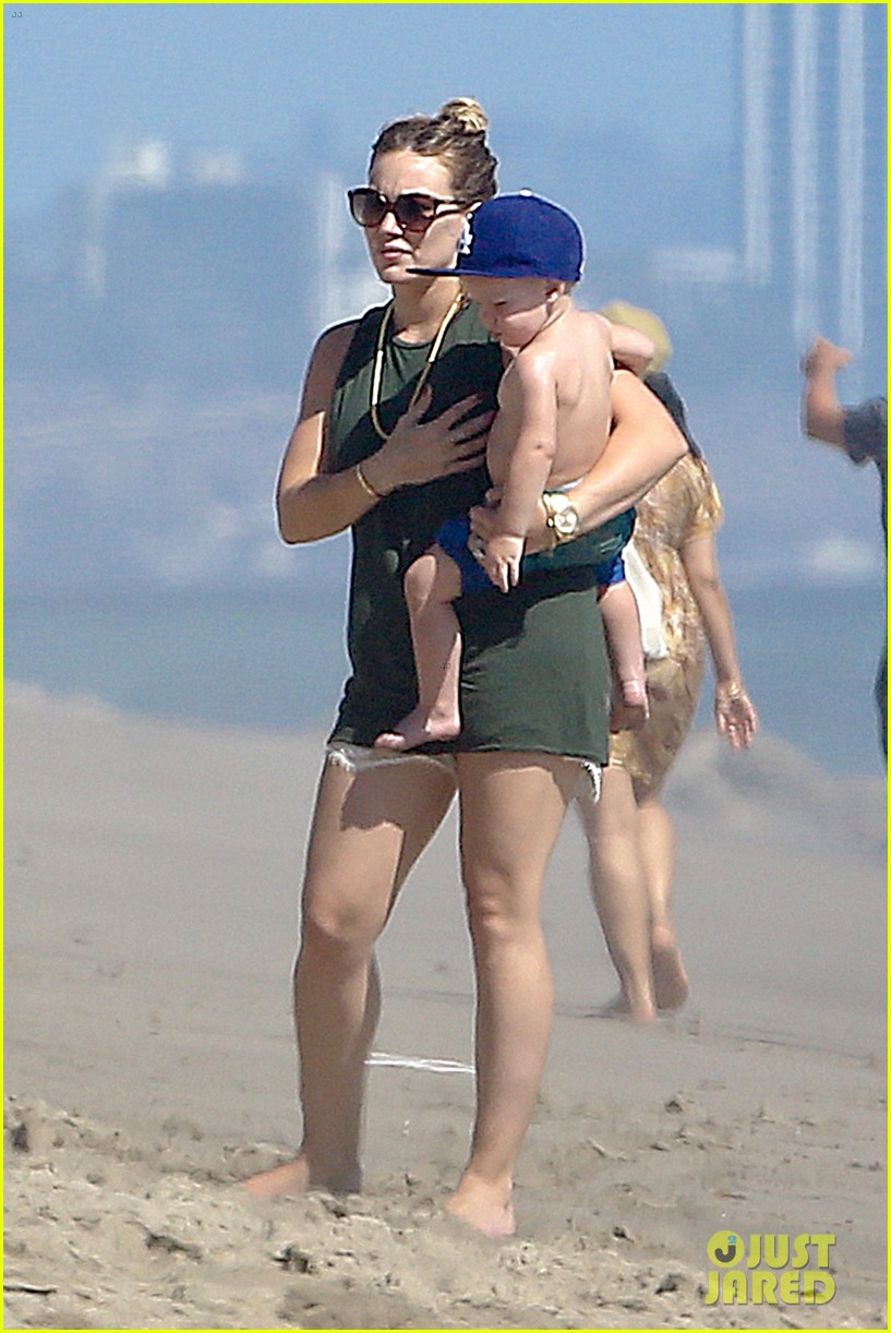 Hilary Duff & Mike Comrie: Malibu Beach with Luca!: Photo 2943505
