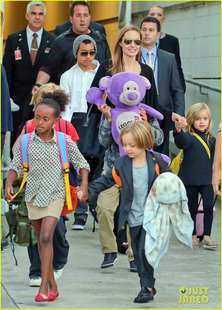 Angelina Jolie Arrives in Sydney with All Six Kids!: Photo 2944990