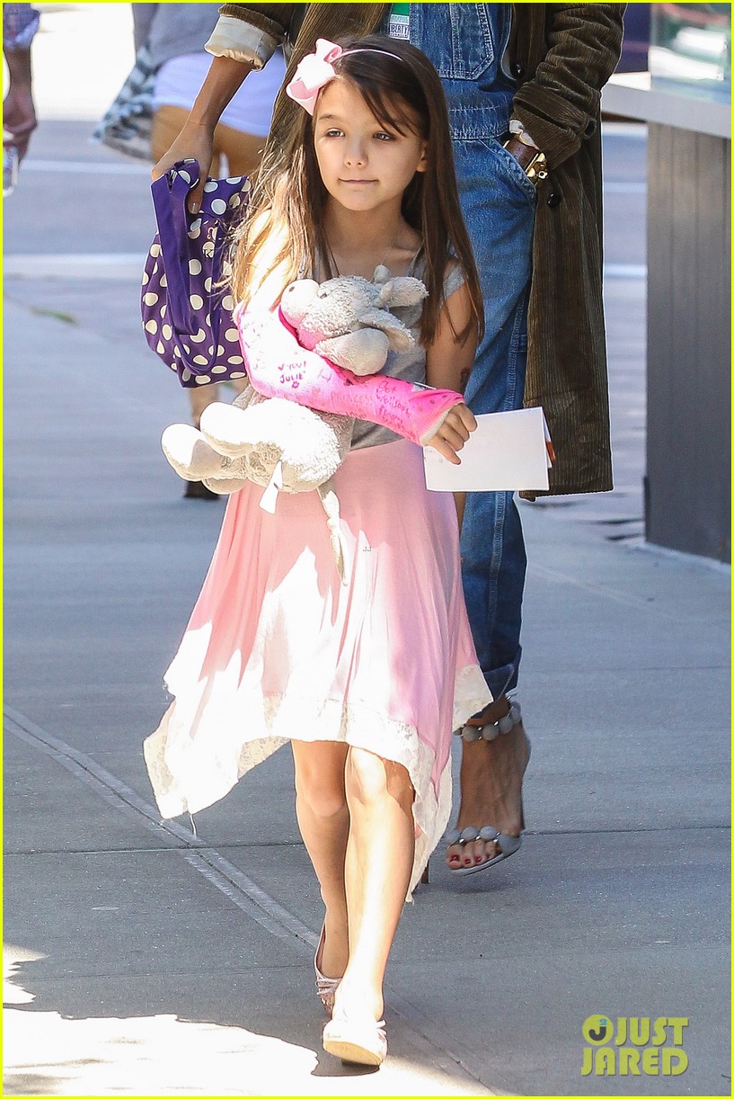 Katie Holmes: Nail Salon Stop with Suri!: Photo 2957650 | Celebrity