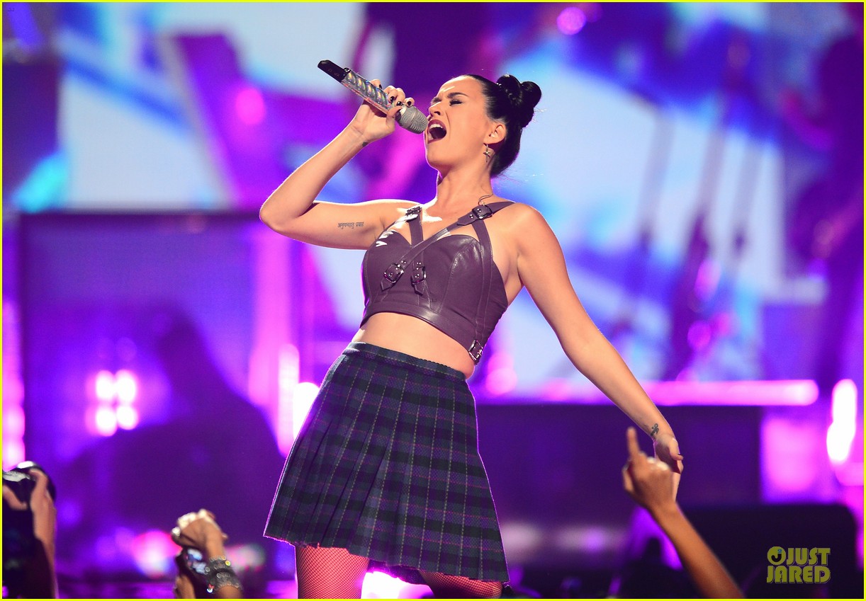 katy perry bares midriff at iheartradio music festival 29