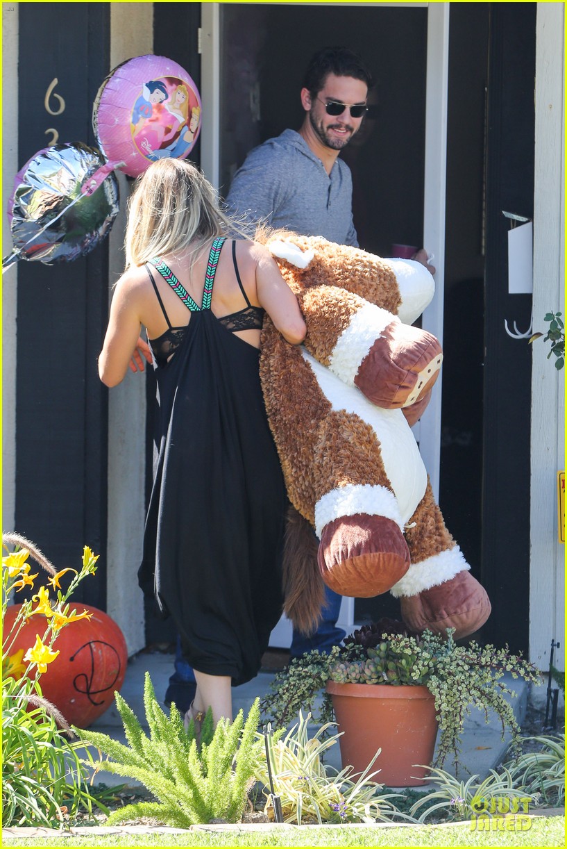 Full Sized Photo of kaley cuoco ryan sweeting brings big gift to