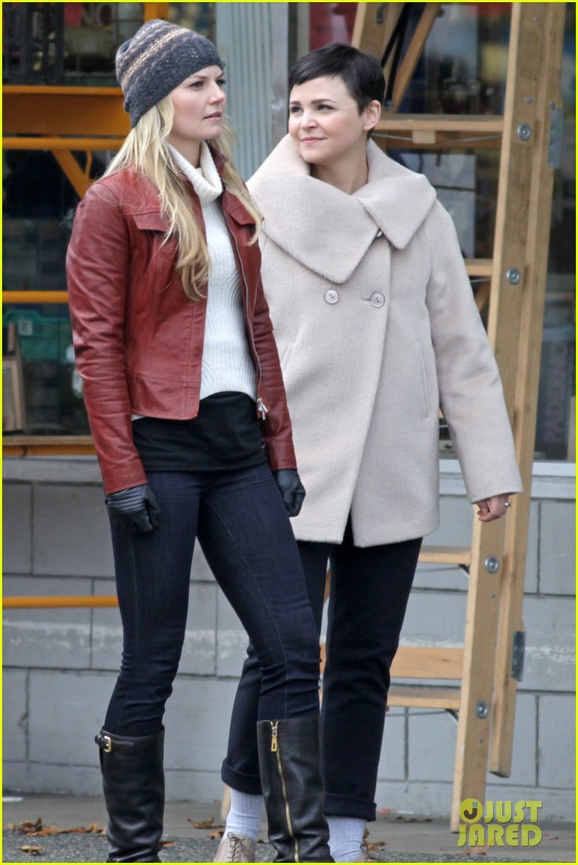 Ginnifer Goodwin & Jennifer Morrison Sprint for 'Once Upon a Time