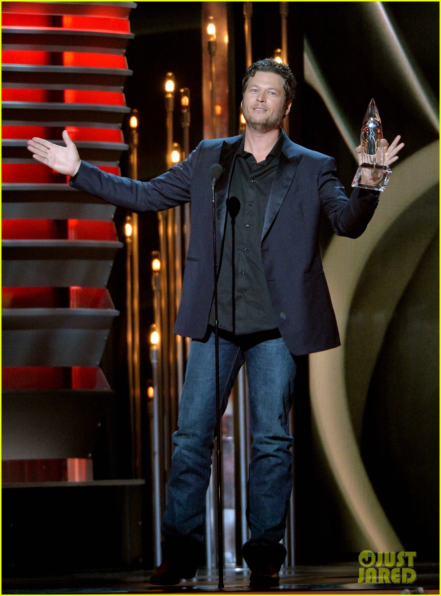 Miranda Lambert & Blake Shelton CMA Awards 2013 Red Carpet Photo