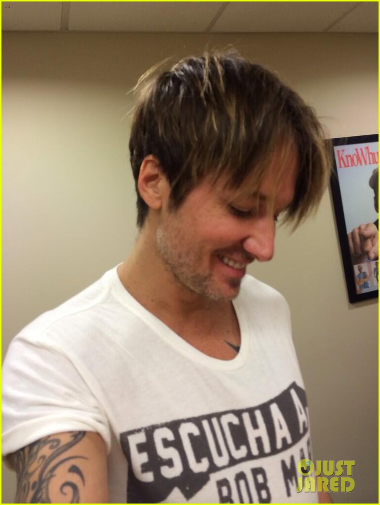 Keith Urban Cuts Off Signature Long Hair See New Do Here