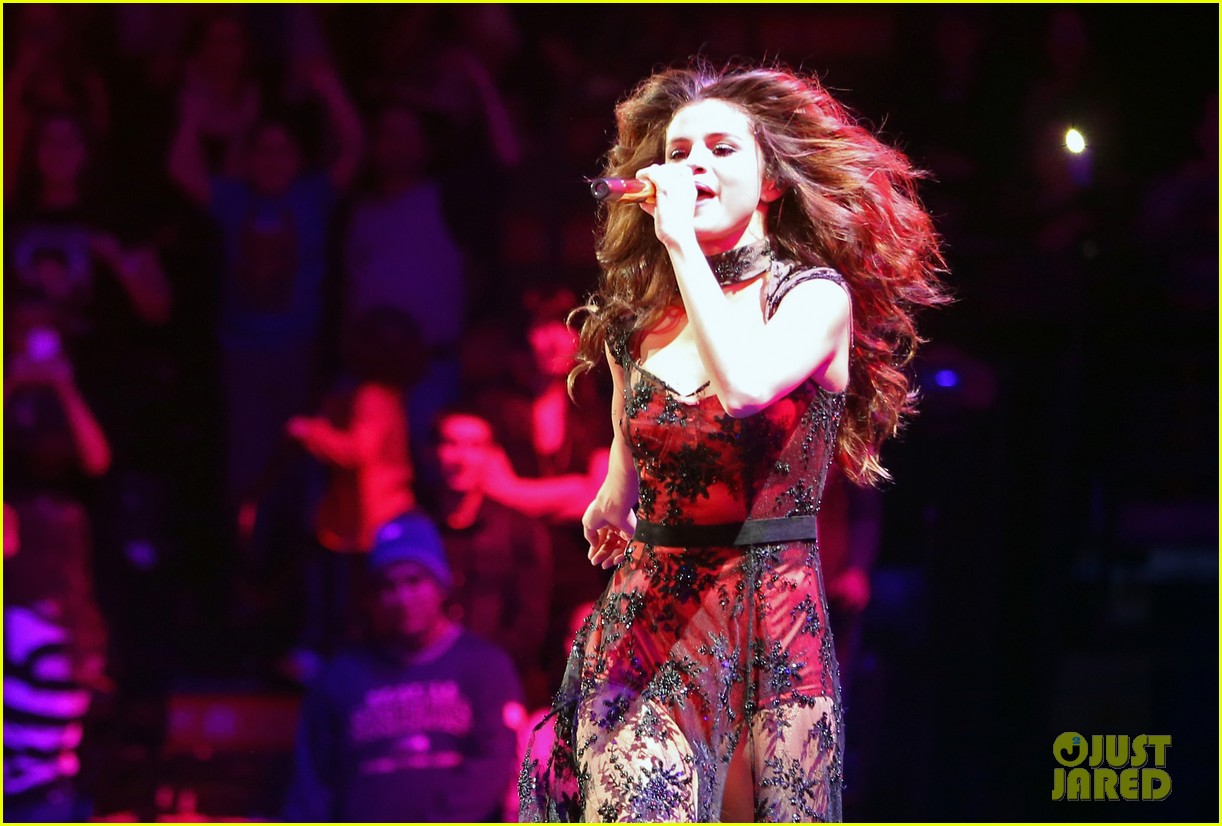 Selena Gomez Loses the Short Wig for 106.1 Jingle Ball: Photo 3008219