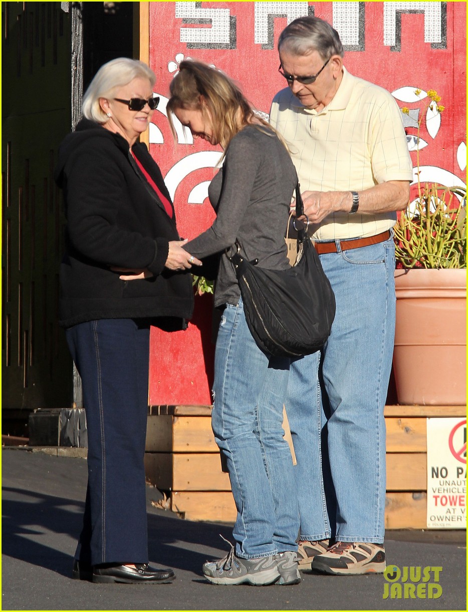 Renee Zellweger: Post Christmas Lunch with Her Parents: Photo 3018138
