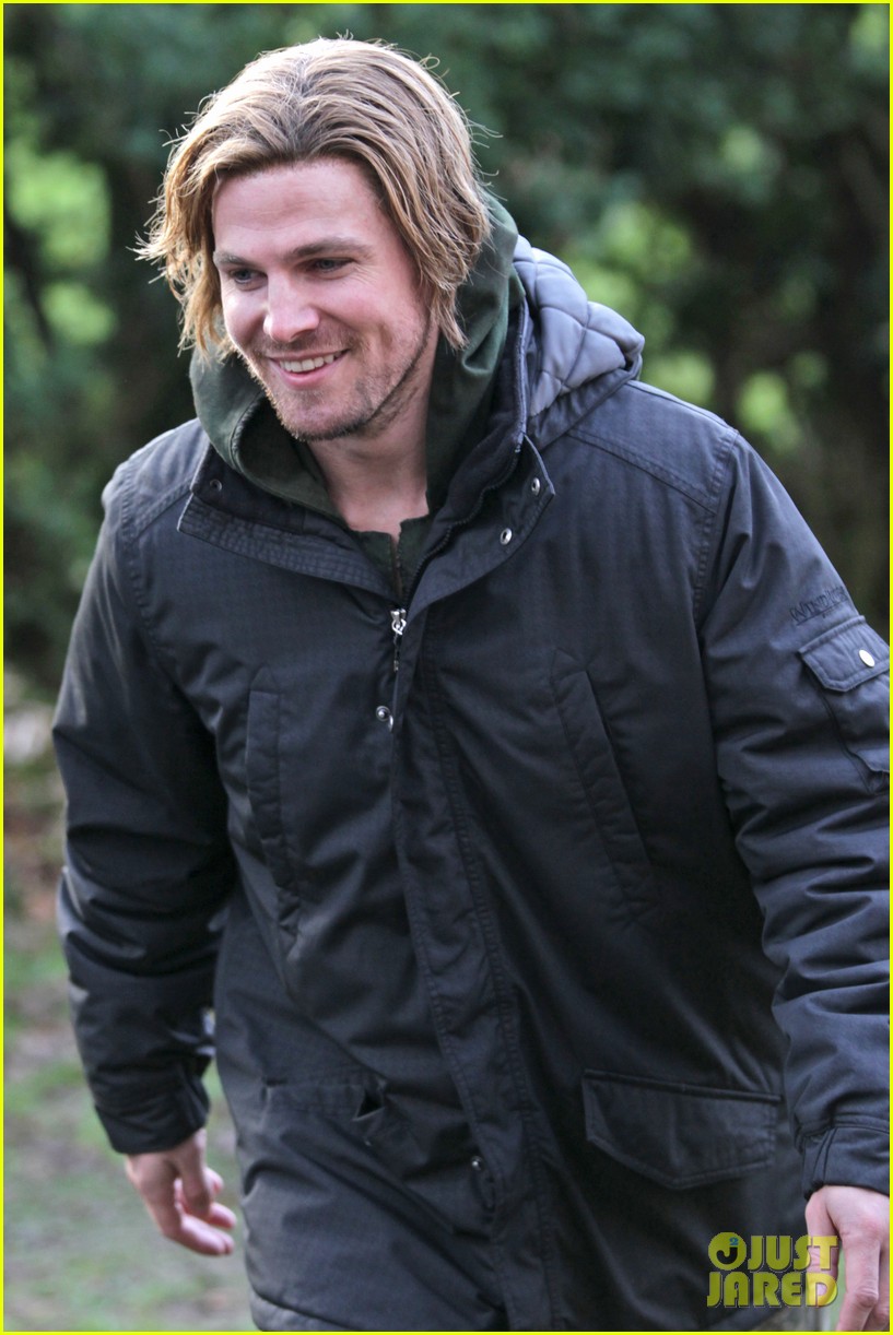Stephen Amell Wears Shaggy, LongHaired Wig for �Arrow