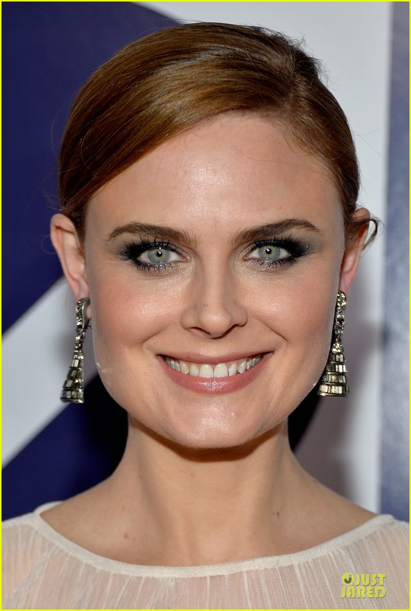 Emily Deschanel - People's Choice Awards 2014 Red Carpet: Photo 3025675