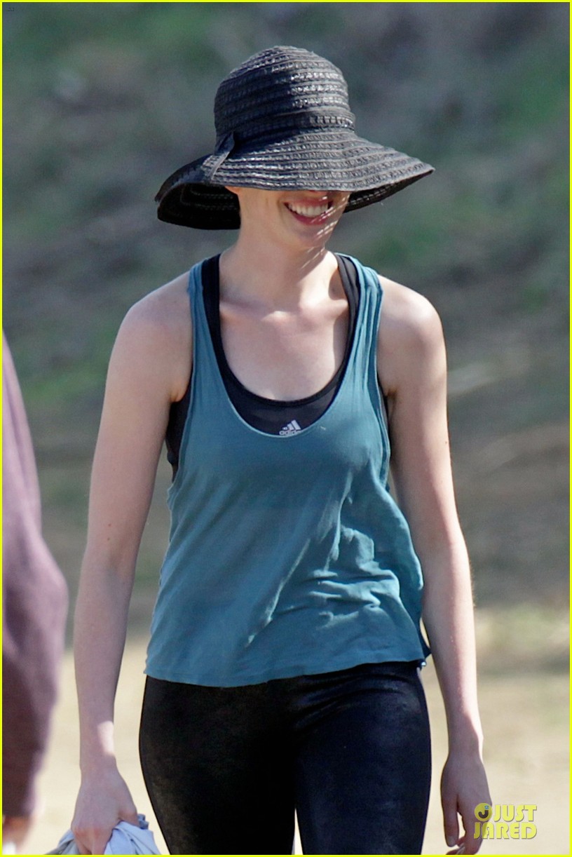 Anne Hathaway & Jesse Tyler Ferguson Smile for Stands Up to Cancer