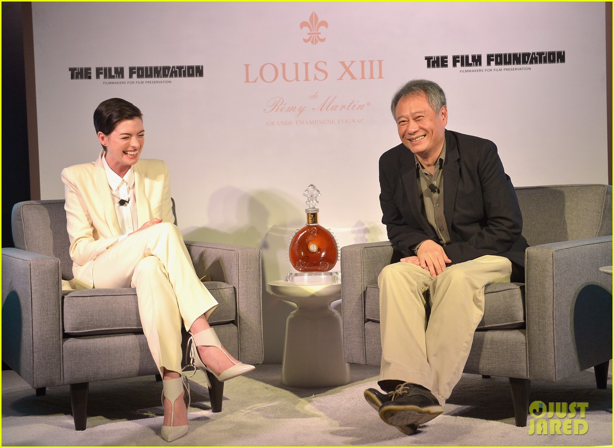anne hathaway suits up to toast director ang lee 08