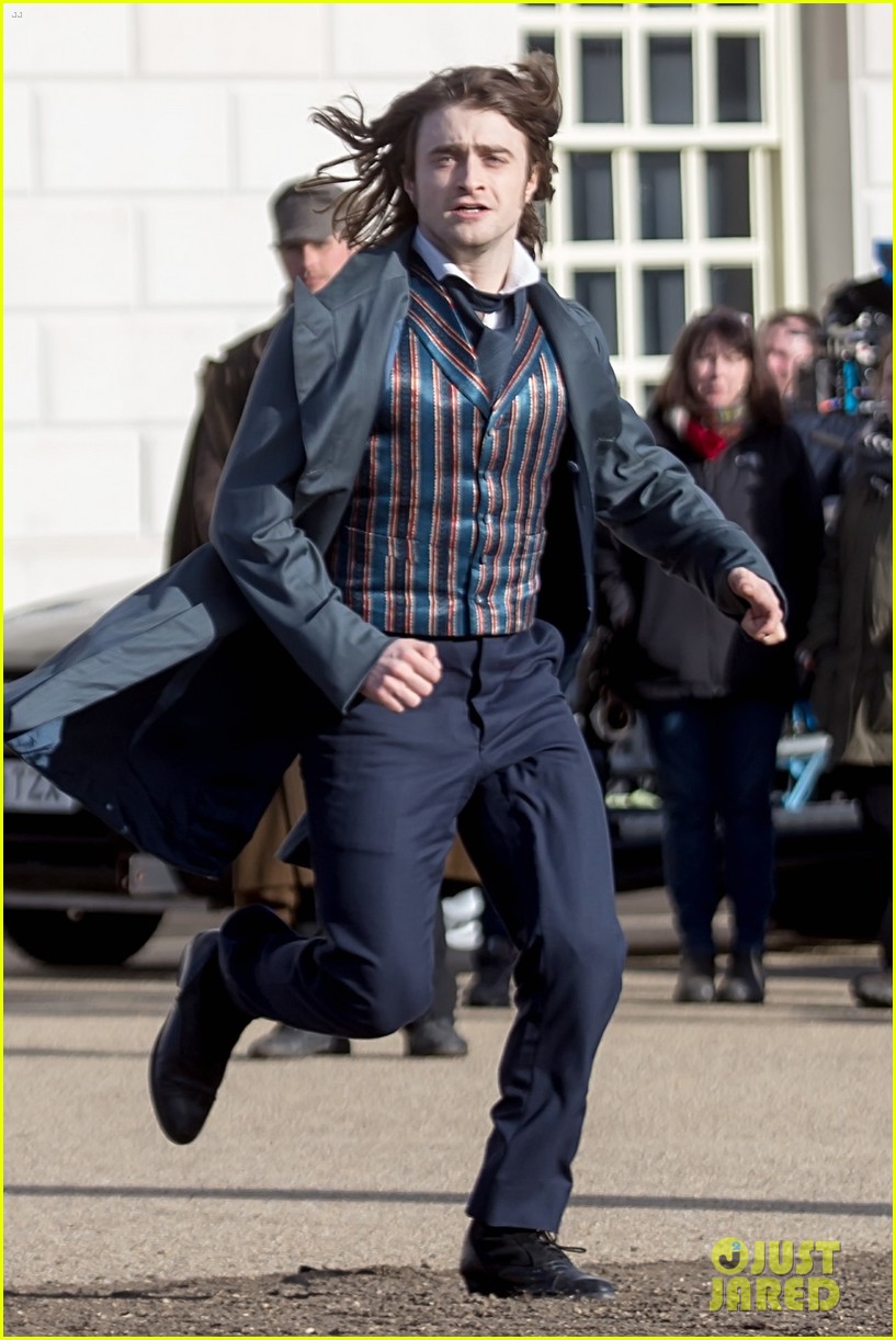 Daniel Radcliffe S Long Hair Reminds Us Of Sirius Black Photo