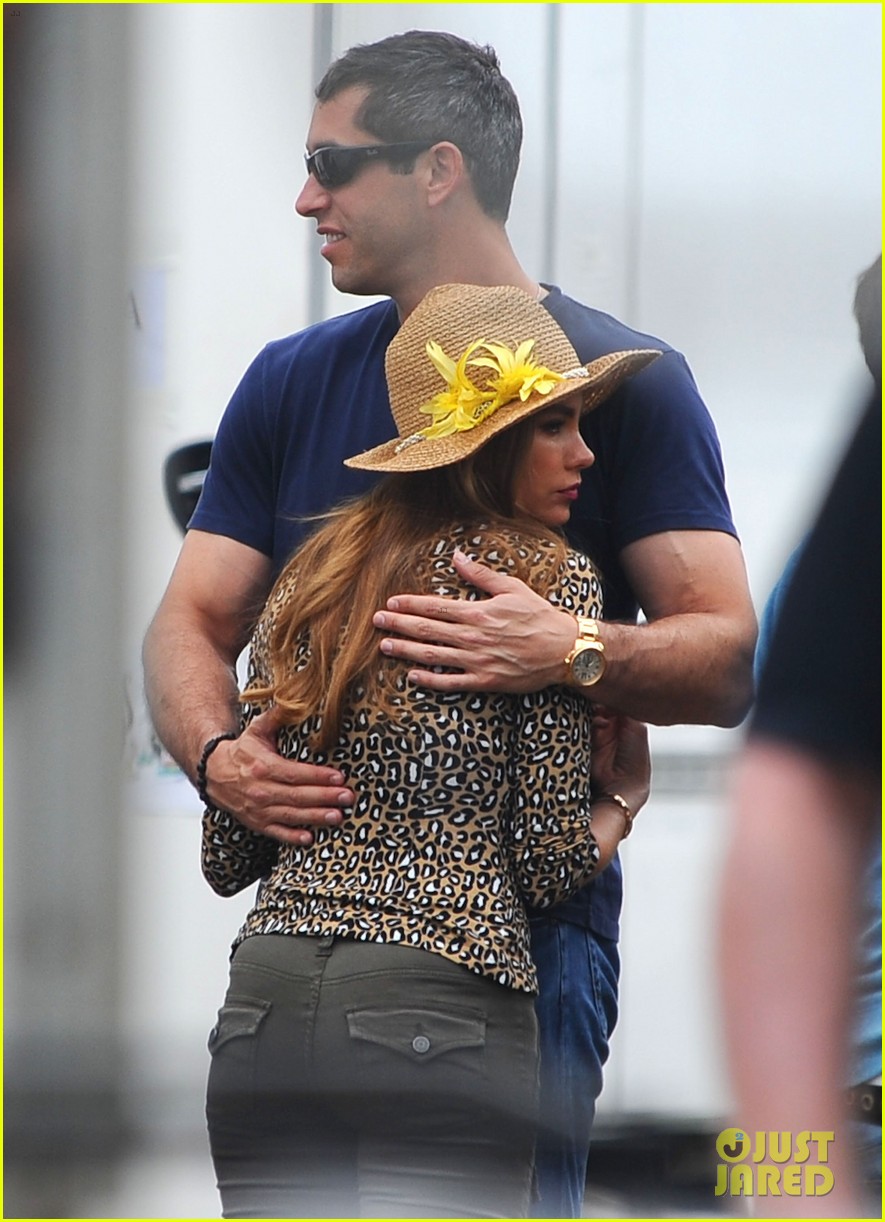 Sofia Vergara & Nick Loeb: Sydney Zoo Trip with 'Modern Family' Co