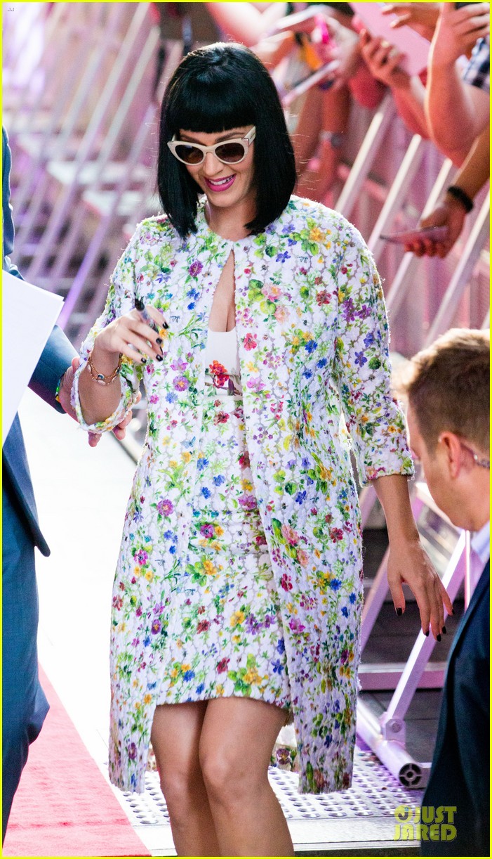 Katy Perry Talks Miley Cyrus’ Infamous Tongue & Kissing Her!: Photo