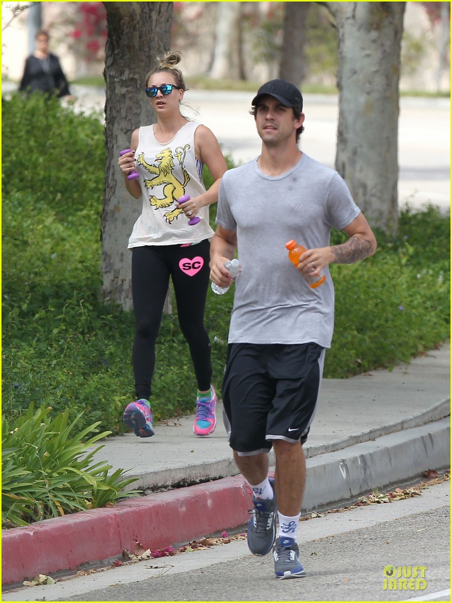 Kaley Cuoco Shows Off Sports Bra On Workout With Shirtless Ryan Sweeting Photo 3092280 Kaley