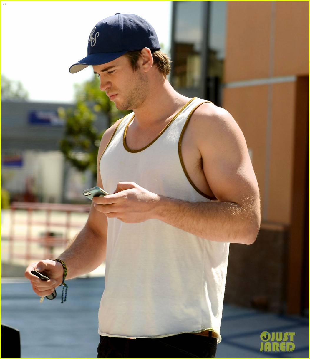 Liam Hemsworth Puts His Buff Biceps on Display in a Tank Top! Photo 3085412 Liam Hemsworth