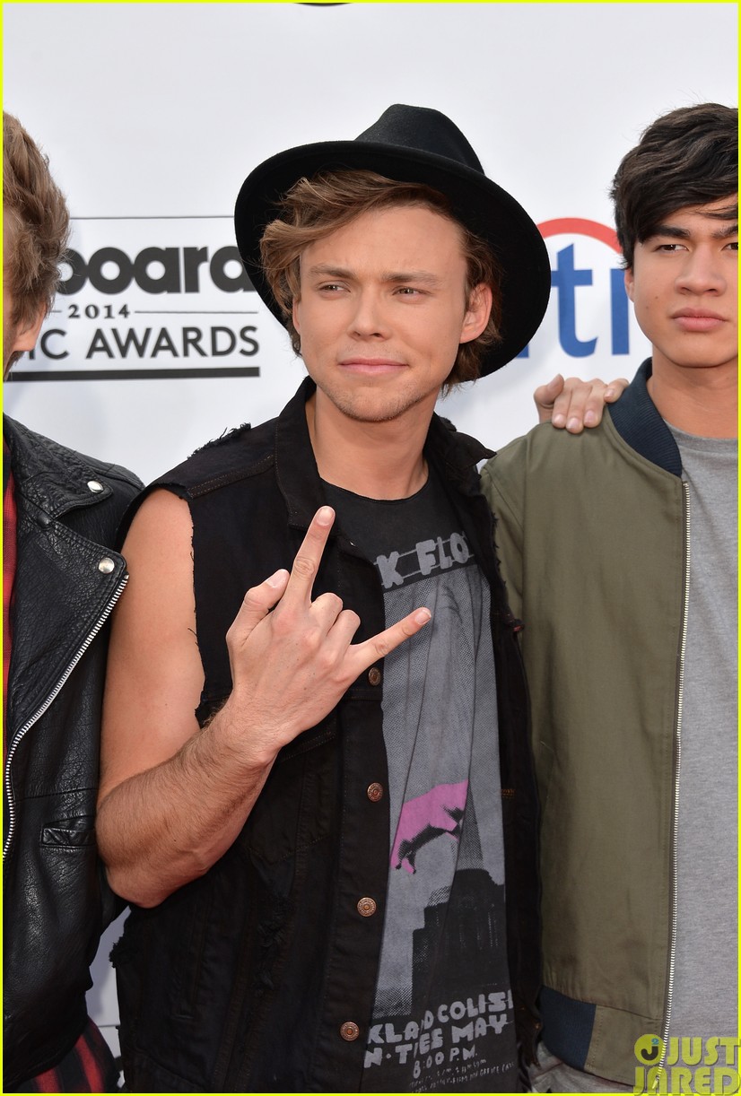 5 Seconds Of Summer Make Silly Faces On The Billboard Music Awards
