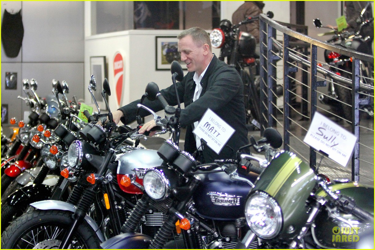 daniel-craig-motorcycle-shopping-rachel-weisz-lobster-07.jpg