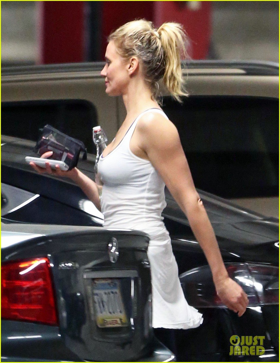 Cameron Diaz Displays Her Super Fit Physique in Tight
