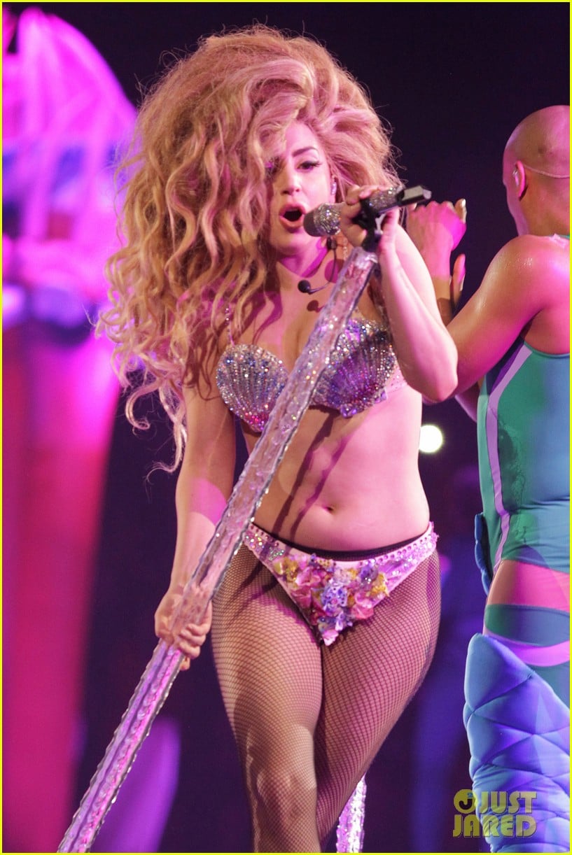 lady-gaga-monsters-calgary-artrave-conce