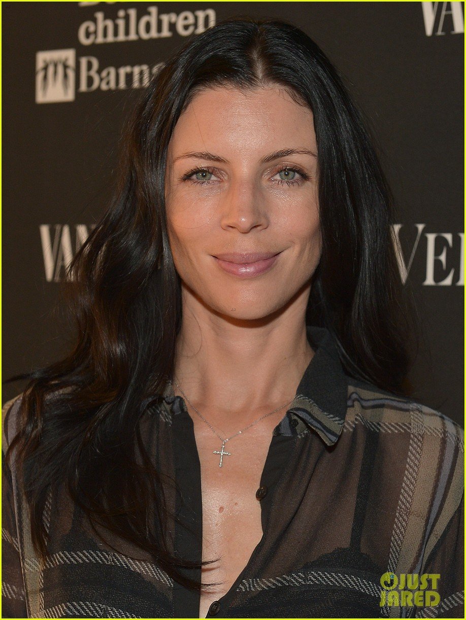 Kaley Cuoco & Pregnant Rosamund Pike Drop by Vera Wang's Store Opening