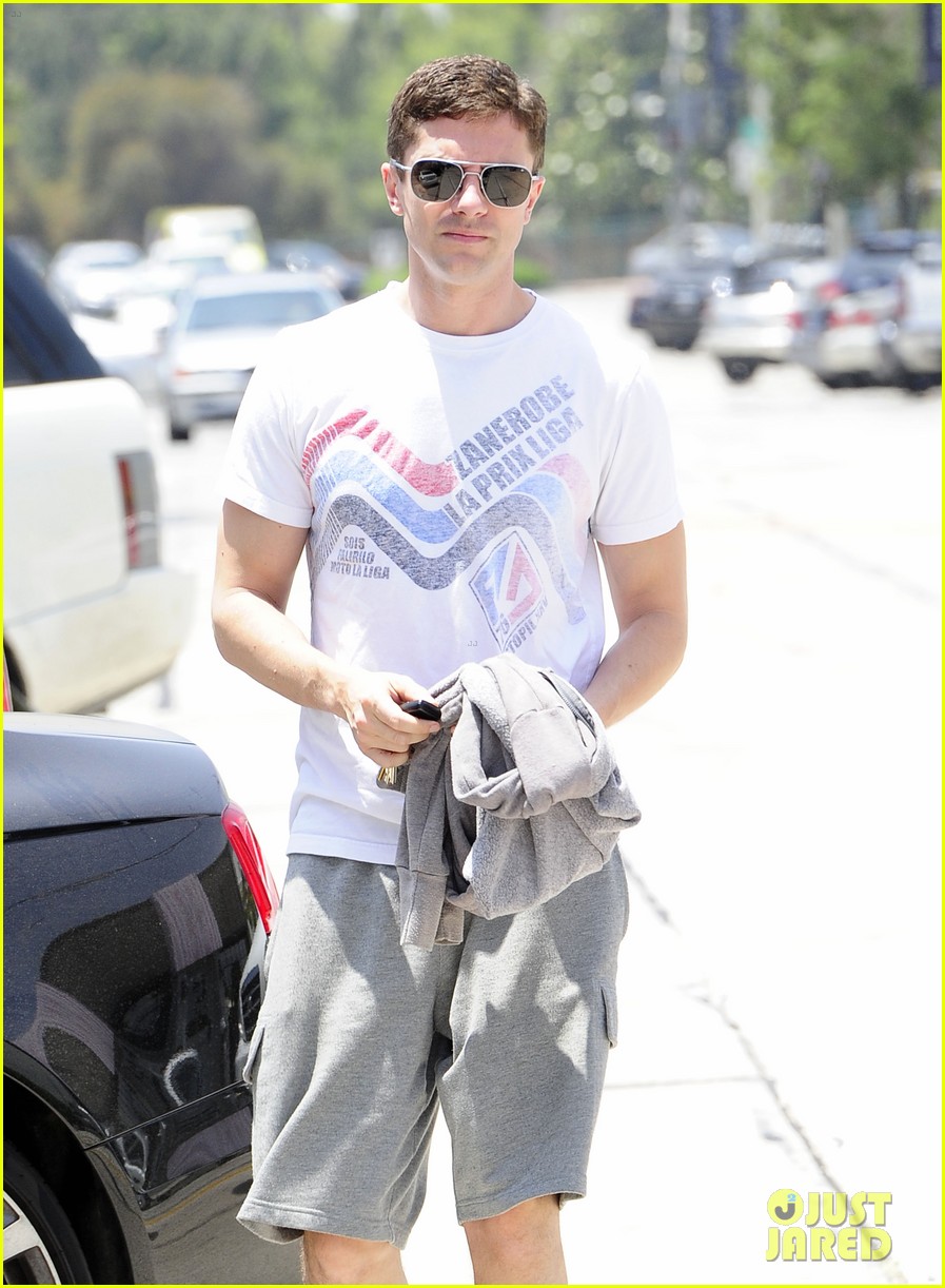 Topher Grace Makes One Fan�s Day at the Gym! Photo