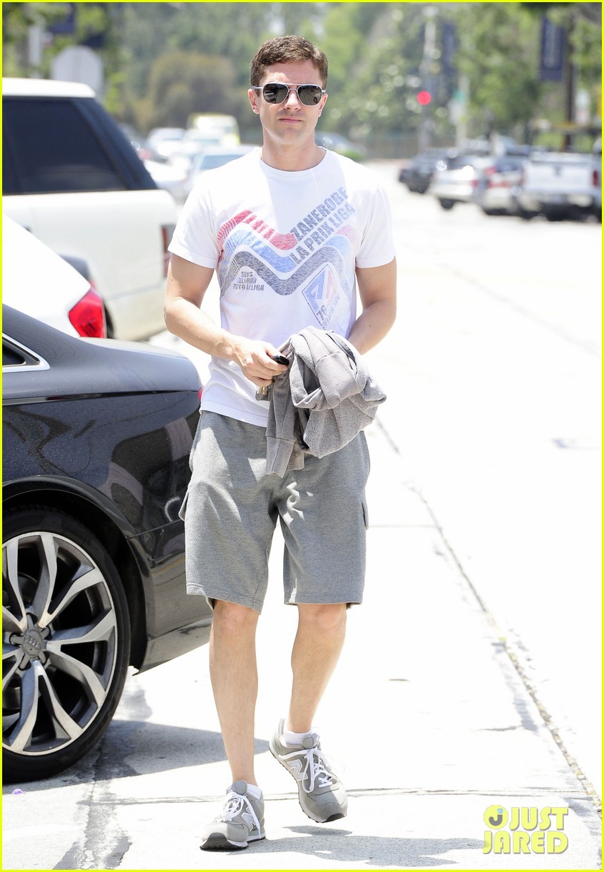 Topher Grace Makes One Fan�s Day at the Gym! Photo Topher Grace Makes One Fan�s Day at the Gym! Photo