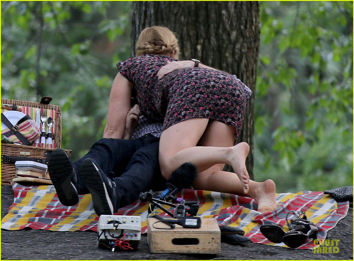 bill-hader-amy-schumer-kissing-in-central-park-04.jpg