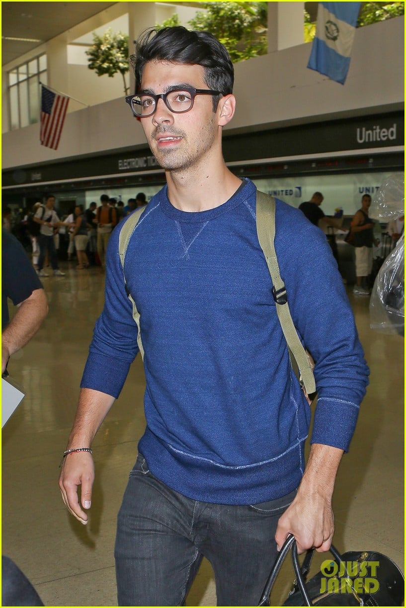 Joe Jonas Returns Home After 'Off The Record' Tour Photo 3131926