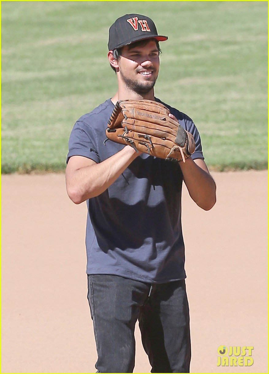 Taylor Lautner�s Buff Arms Make Us Swoon During �Run the