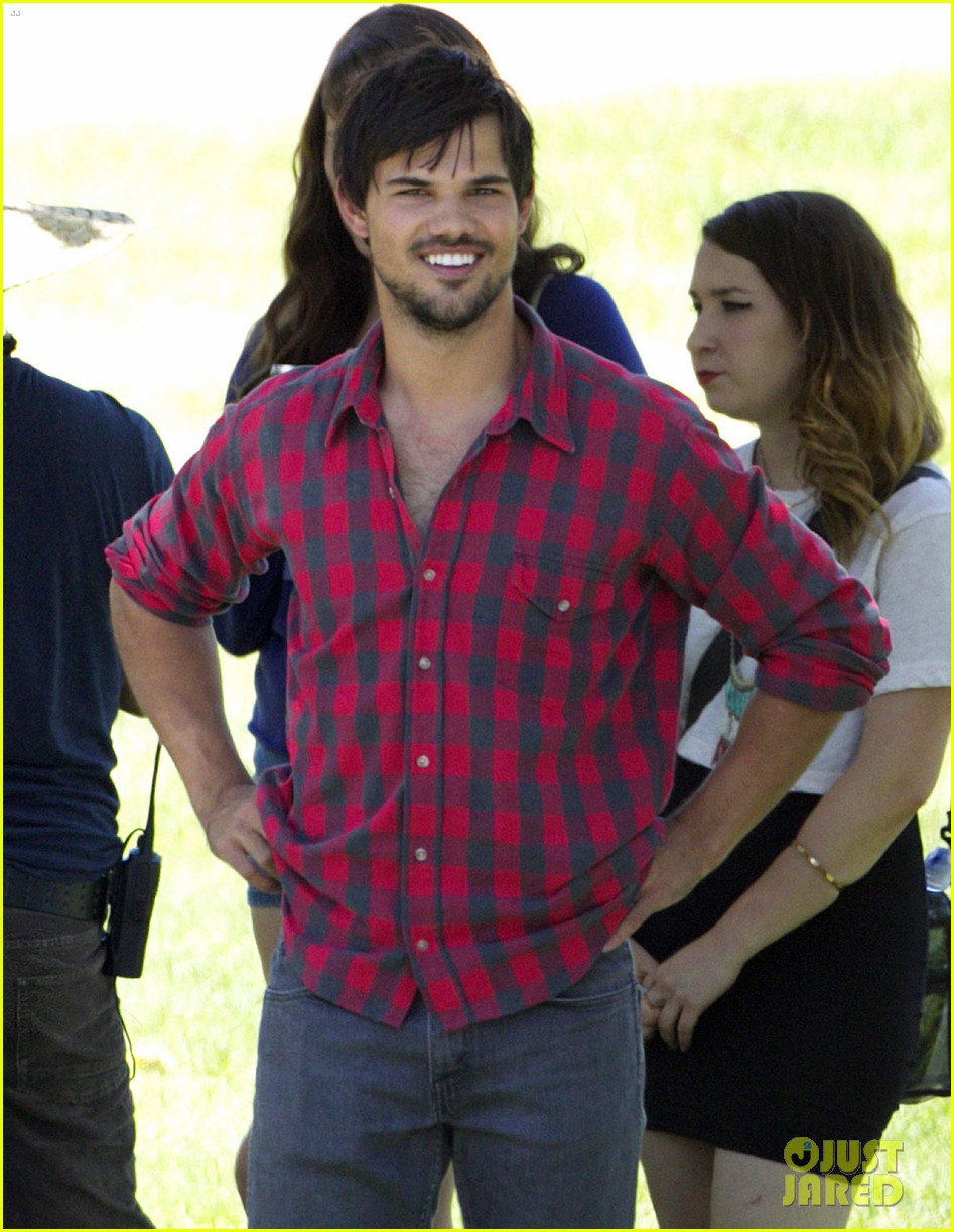 Taylor Lautner Looking Sexy On �Run The Tide� Set Photo